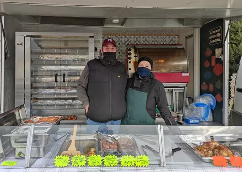 Bienvenue à « La Cabane à rôtir » sur le marché de Camaret !