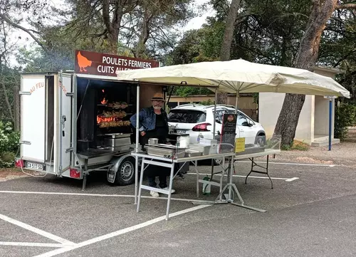 Un nouveau commerçant sur notre marché de Provence : « Les petits plats de Rémy » (poulets fermiers cuits au feu de bois)