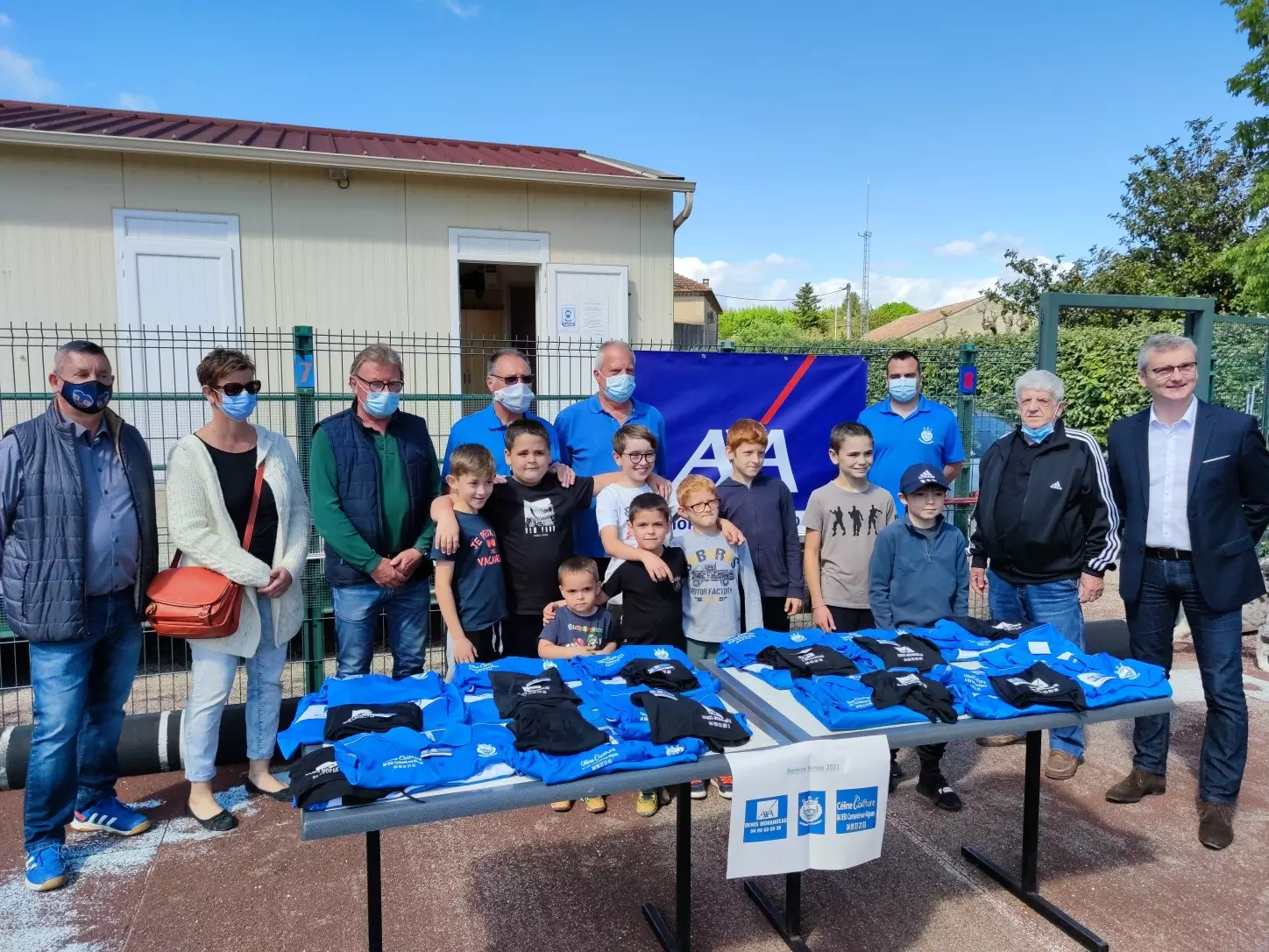 Remise des équipements sportifs aux jeunes de la Grosse Boule Camarétoise