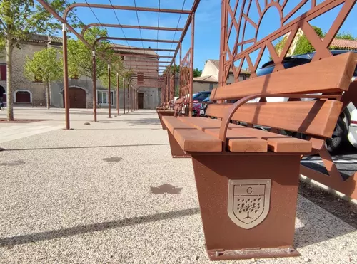 La pose du mobilier urbain se termine sur la nouvelle place d'entrée de ville