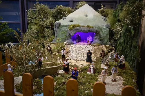 Notre crèche provençale est installée dans le hall de la mairie