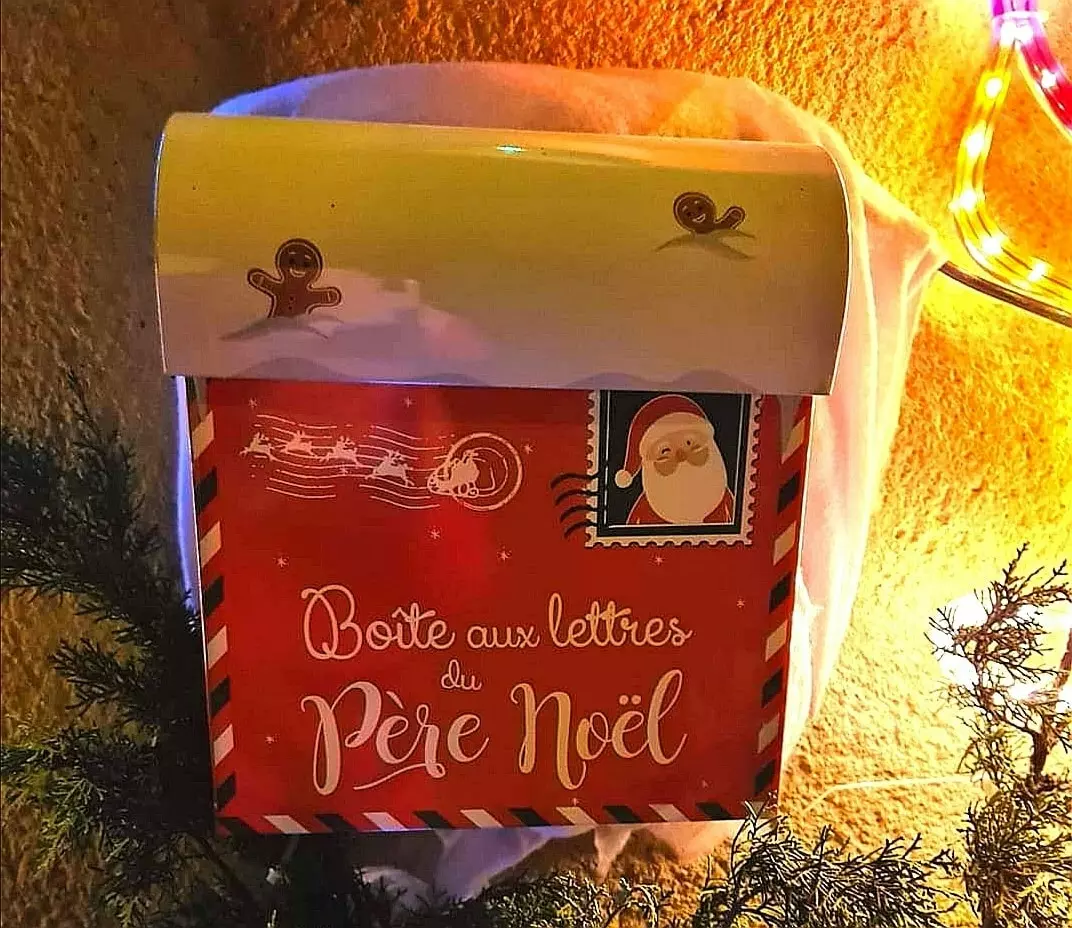 Installation de la boite du Père Noël au 233 rue Marie Curie