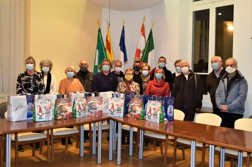 Distribution des colis de Noël aux seniors