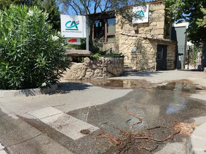 Fuite d'eau devant le Crédit Agricole