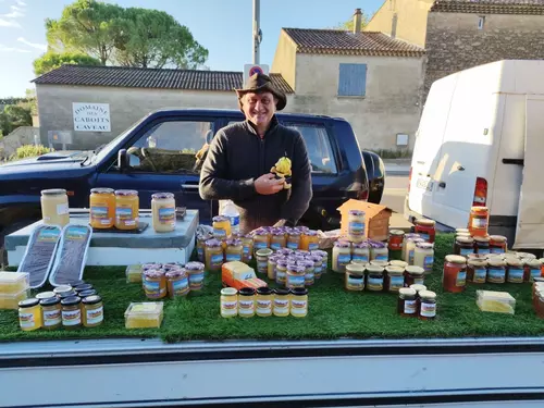 Un apiculteur sur notre marché de Camaret 