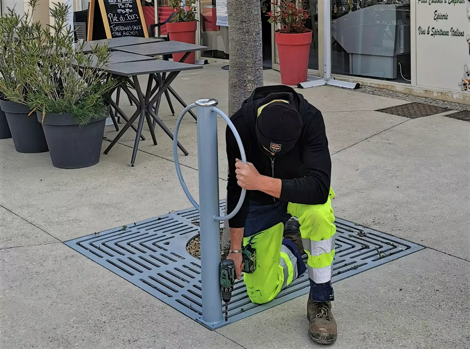 Installation de deux nouveaux supports vélo devant vos commerçants