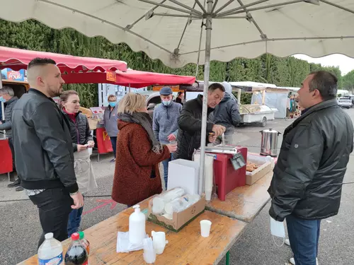 Petit déjeuner offert par la municipalité sur notre marché de Provence