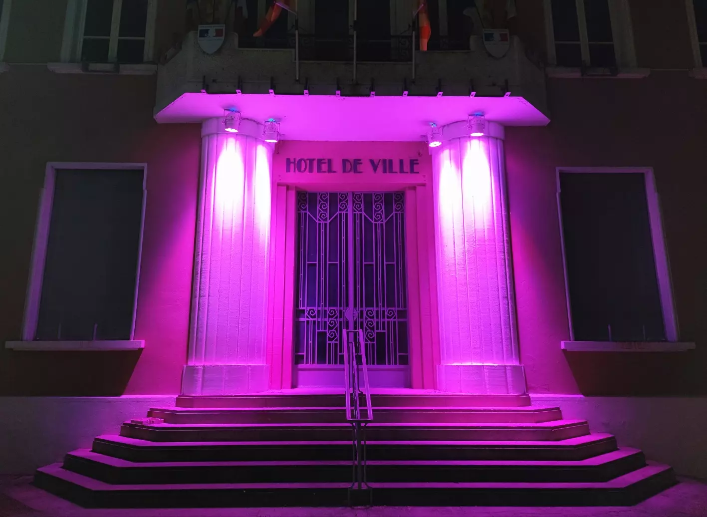 La mairie de Camaret aux couleurs d’Octobre Rose