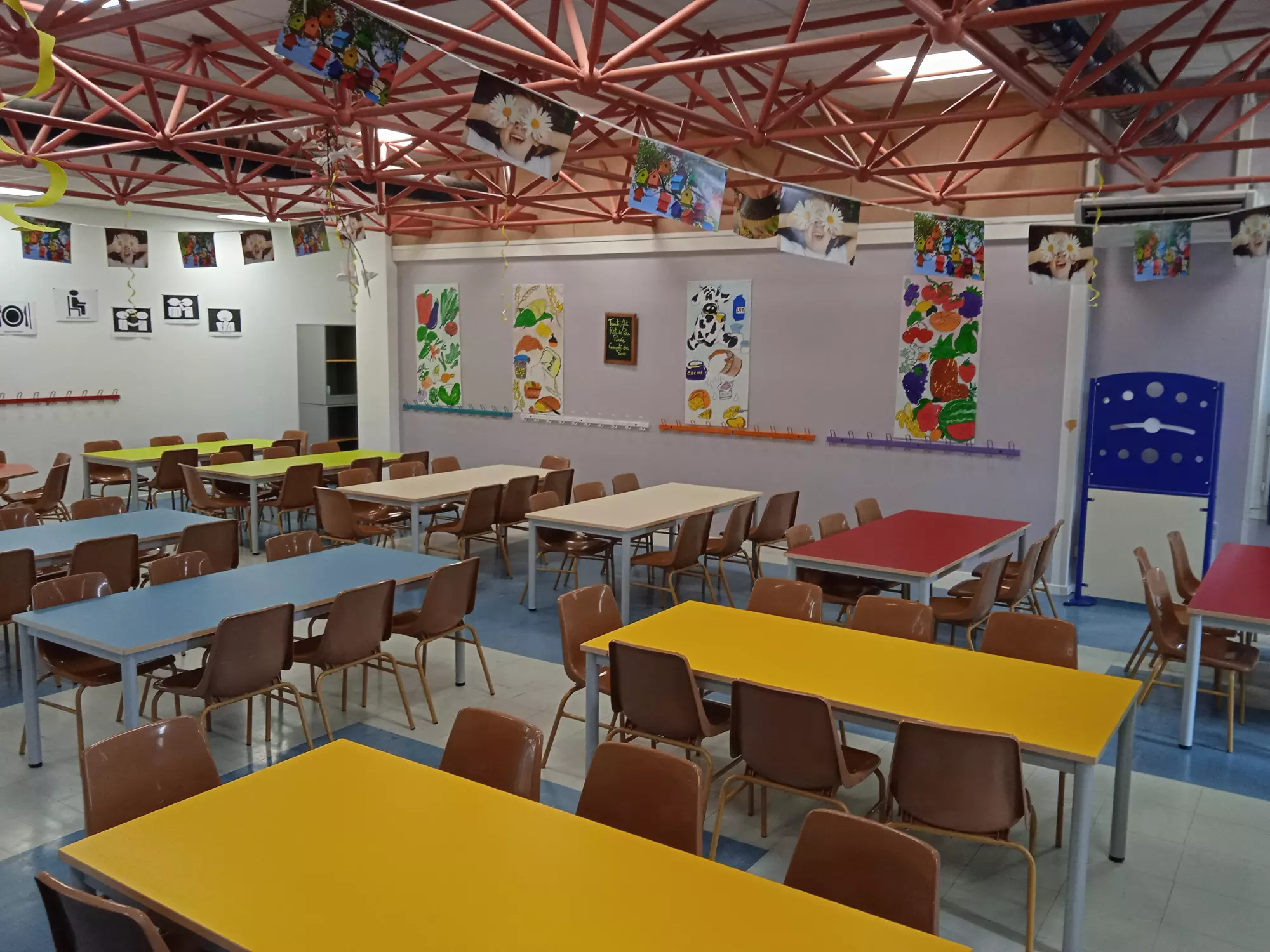 Remplacement des tables du réfectoire de l'école Frédéric Mistral