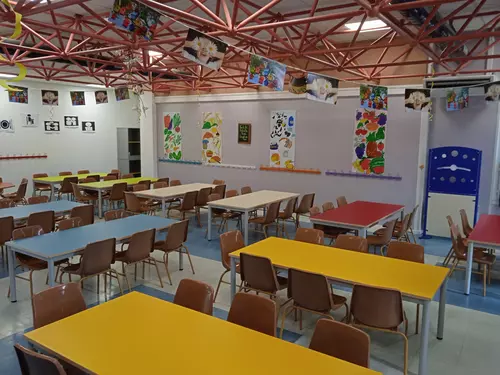 Remplacement des tables du réfectoire de l'école Frédéric Mistral